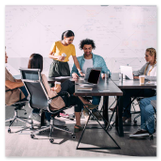 Team di lavoro in un ufficio moderno