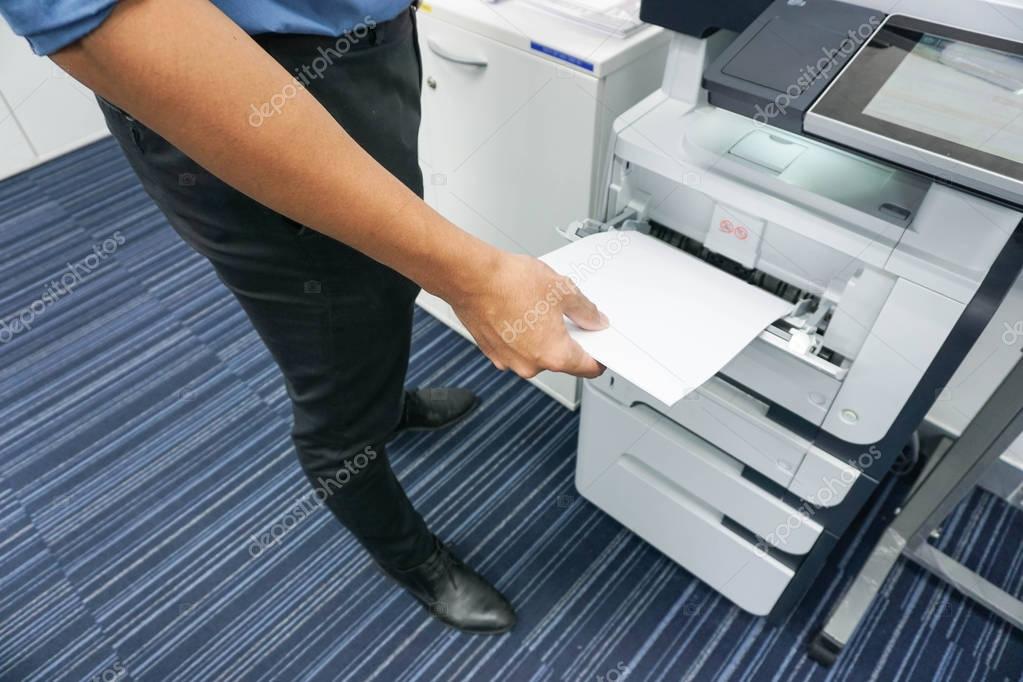 Fotocopiatrice multifunzione in un ufficio moderno