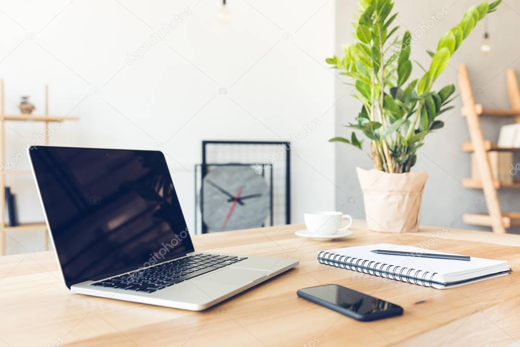 Ufficio arredato con scrivania, sedia ergonomica e mobili contenitori