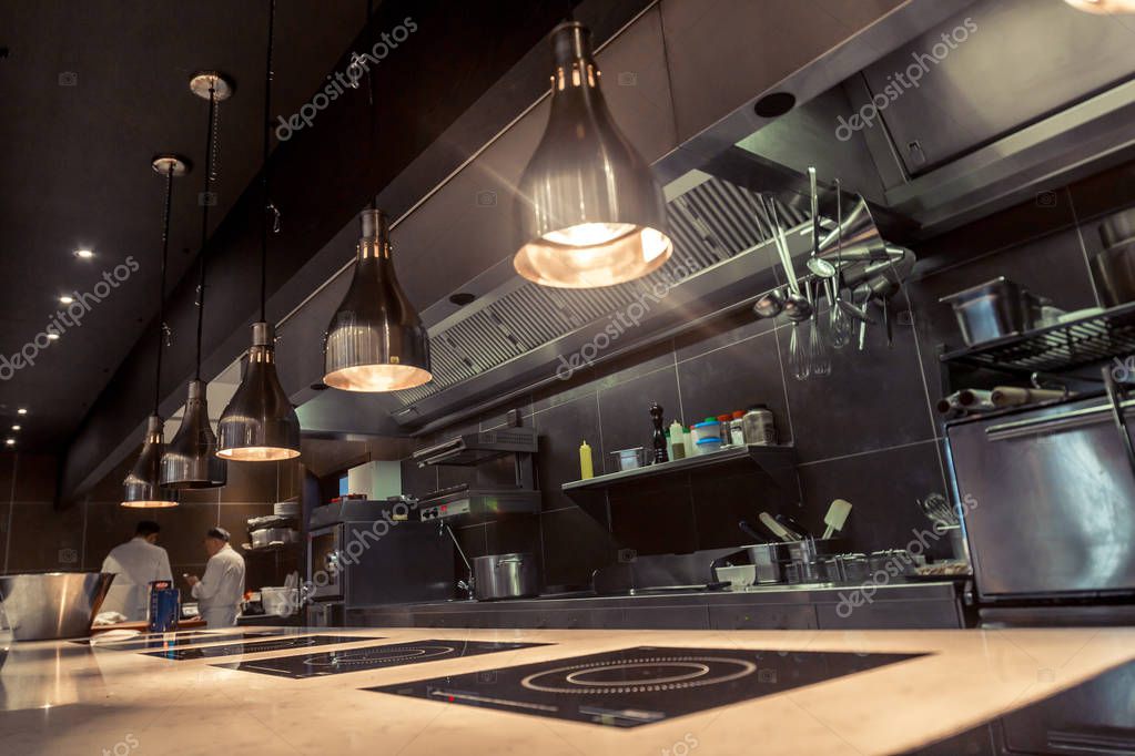 Banco bar con attrezzature professionali e area di servizio