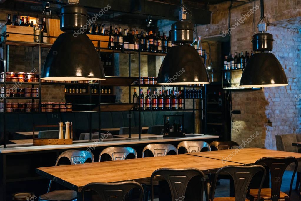 Bancone bar e area di servizio arredati con elementi professionali