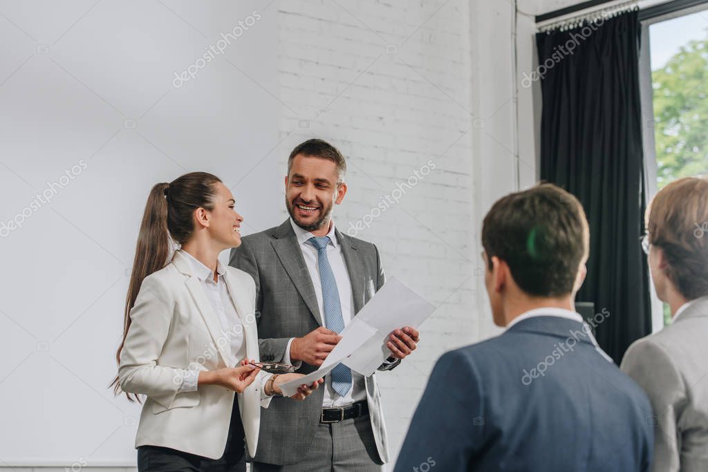 Consulente che illustra soluzioni attrezzature a un cliente in ufficio