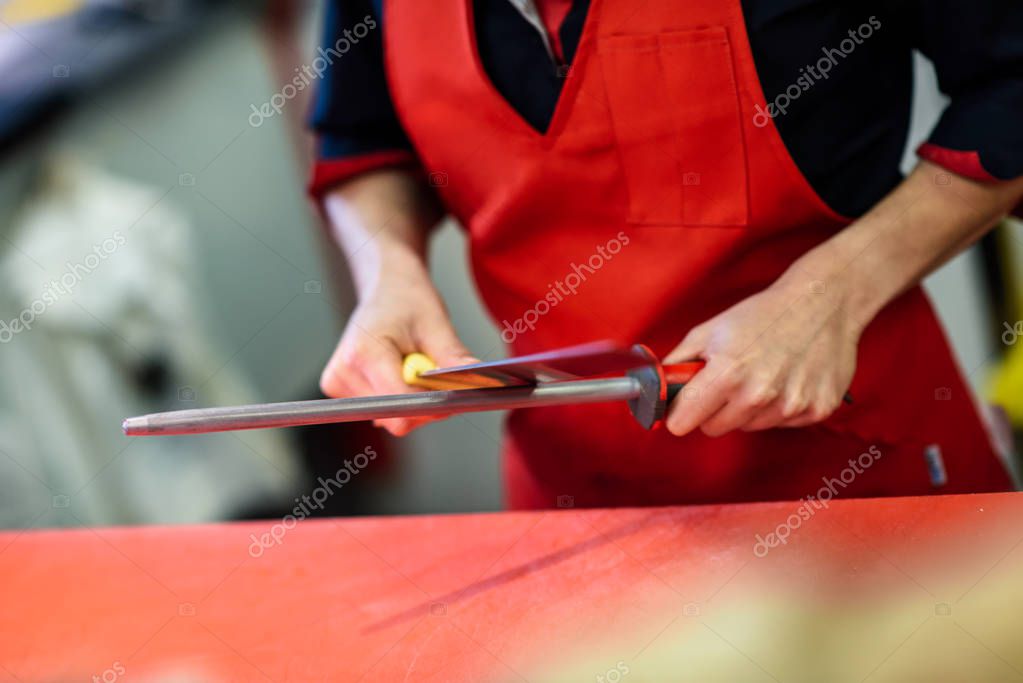 Banco di macelleria con attrezzature professionali