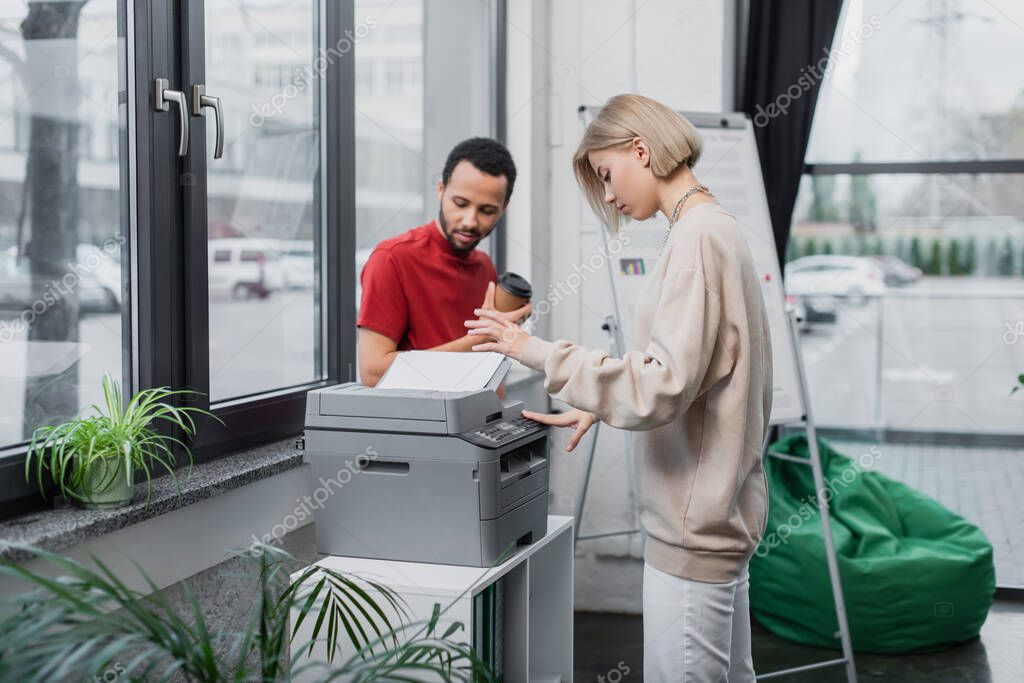 Fotocopiatrice in un ufficio moderno