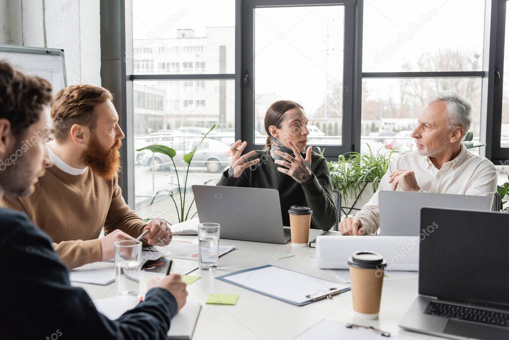 Sessione di formazione con operatore che spiega l uso di un dispositivo