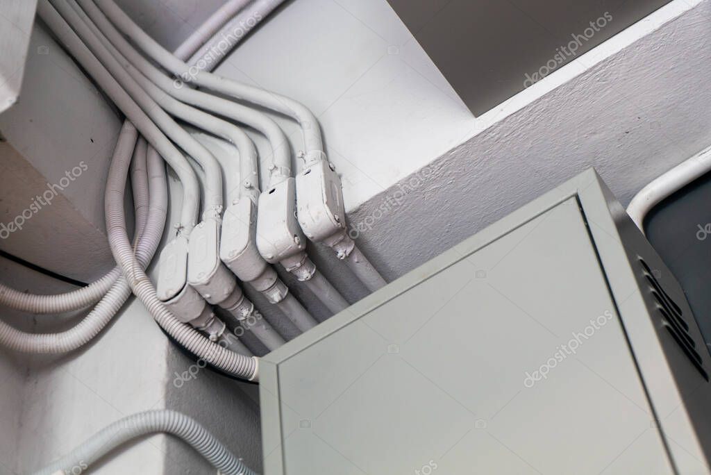 Tecnico che installa attrezzature in un ufficio