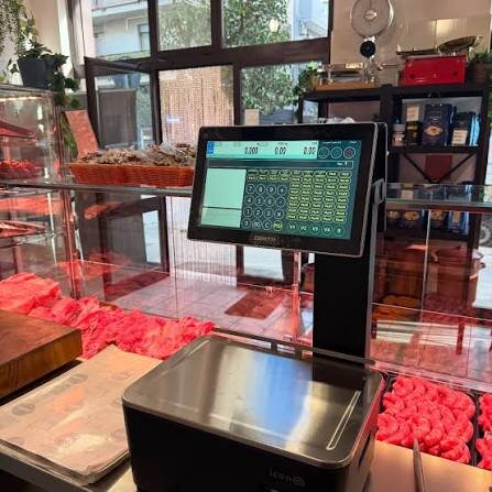 Bilancia professionale su banco in un negozio alimentare