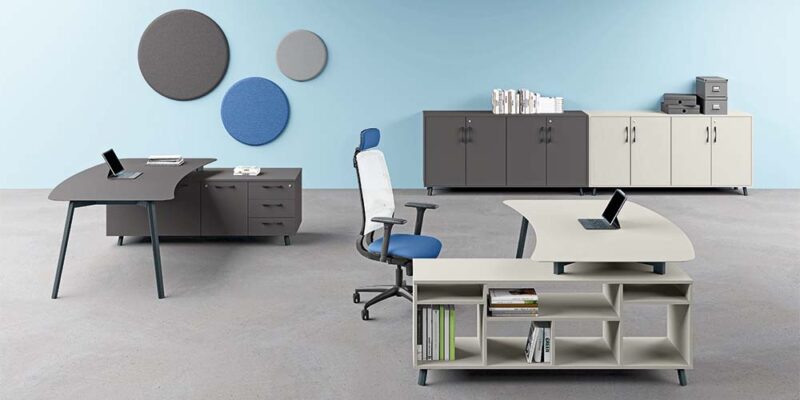 Ufficio arredato con scrivanie e sedute ergonomiche