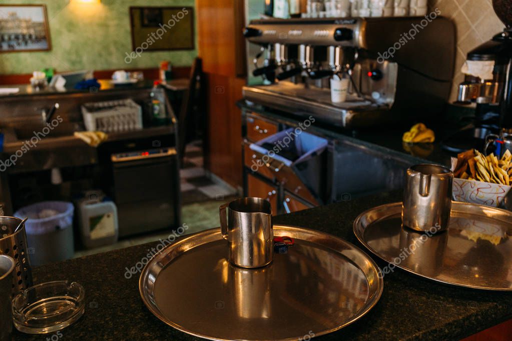 Banco bar moderno con area caffetteria e posti a sedere